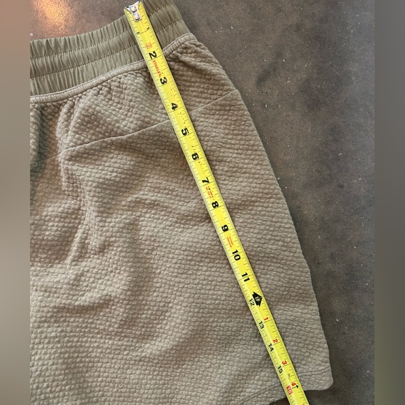 Lululemon At Ease Short 7" - M - Picture 6 of 8